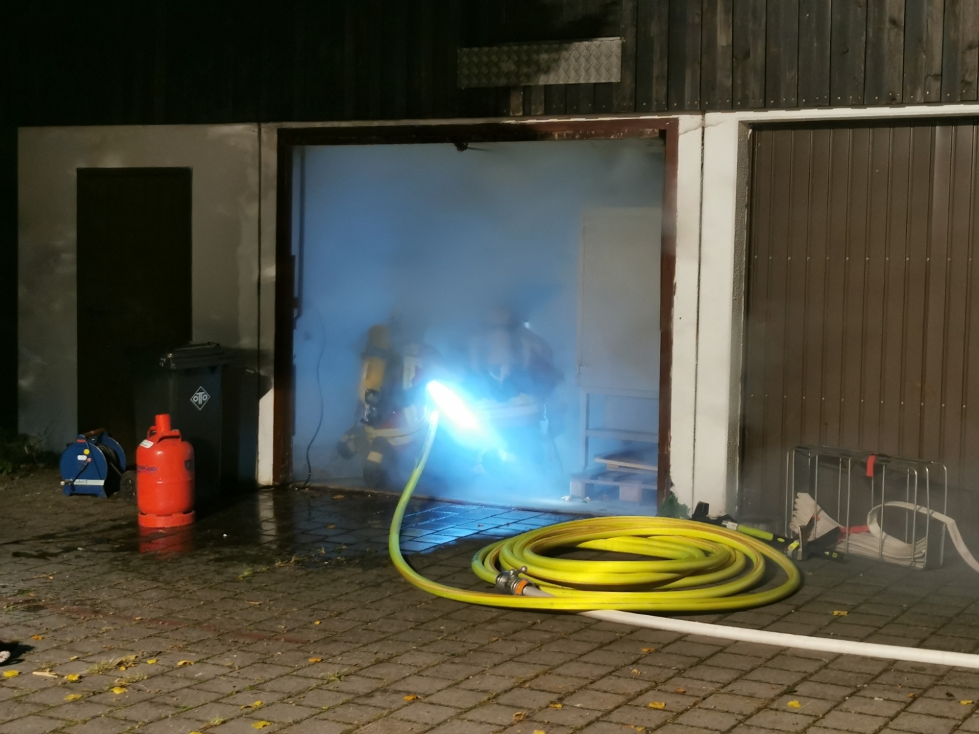 Einsatzuebungen, Garagenbrand